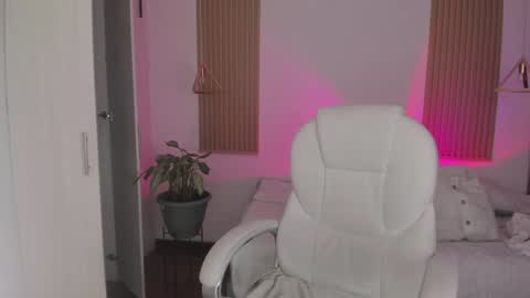 Kendall  online show from September 22, 8:35 pm