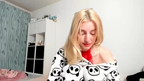 Snapshot of kenziedawton chatting on February 8, 5:29 am Kenzie online show from February 8, 5:29 am
