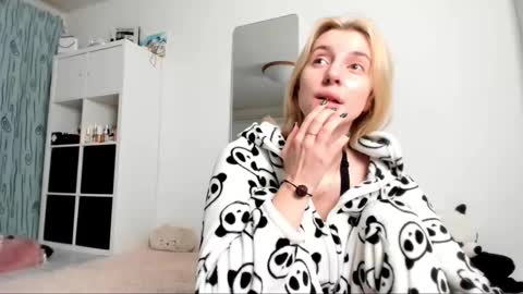 Snapshot of kenziedawton chatting on January 18, 5:10 am Kenzie online show from January 18, 5:10 am