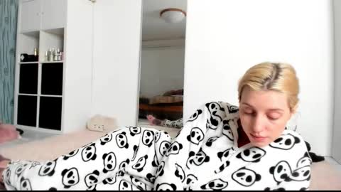 Snapshot of kenziedawton chatting on February 24, 6:16 am Kenzie online show from February 24, 6:16 am