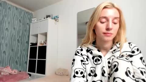 Snapshot of kenziedawton chatting on January 10, 5:15 am Kenzie online show from January 10, 5:15 am