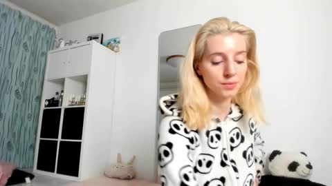 Snapshot of kenziedawton chatting on October 12, 6:50 am Kenzie online show from October 12, 6:50 am