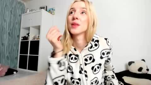Snapshot of kenziedawton chatting on October 16, 6:57 am Kenzie online show from October 16, 6:57 am