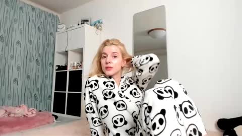 Snapshot of kenziedawton chatting on January 11, 5:20 am Kenzie online show from January 11, 5:20 am