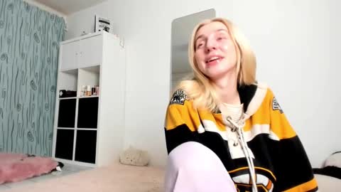 Snapshot of kenziedawton chatting on December 7, 4:48 am Kenzie online show from December 7, 4:48 am