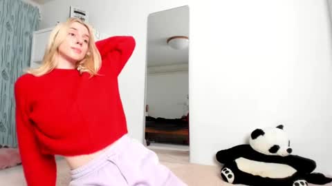 Snapshot of kenziedawton chatting on December 13, 4:54 am Kenzie online show from December 13, 4:54 am