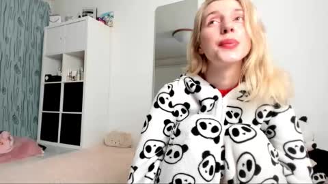 Snapshot of kenziedawton chatting on February 9, 5:08 am Kenzie online show from February 9, 5:08 am