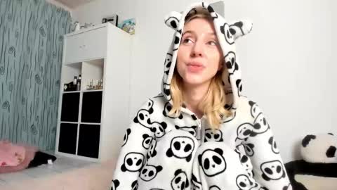 Snapshot of kenziedawton chatting on October 10, 6:30 am Kenzie online show from October 10, 6:30 am