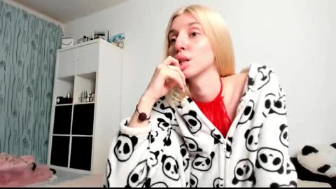 Snapshot of kenziedawton chatting on February 27, 5:07 am Kenzie online show from February 27, 5:07 am