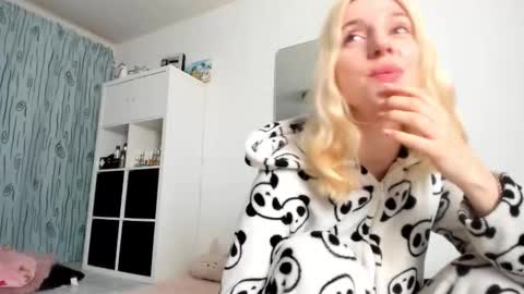 Snapshot of kenziedawton chatting on October 9, 6:08 am Kenzie online show from October 9, 6:08 am