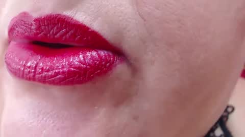 Snapshot of kerly_doll chatting on September 12, 7:16 pm K E R L Y online show from September 12, 7:16 pm