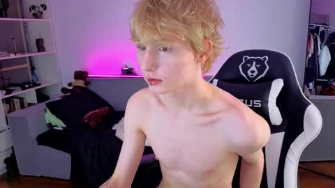 Snapshot of kessy_white chatting on September 26, 8:17 pm Kessy online show from September 26, 8:17 pm