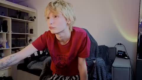 Snapshot of kessy_white chatting on October 7, 12:45 pm Kessy online show from October 7, 12:45 pm