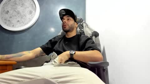 Snapshot of kevin_bronx chatting on October 24, 11:27 pm Kevin online show from October 24, 11:27 pm