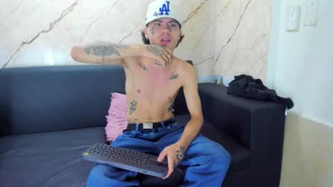 kevinperlas_ online show from November 24, 10:52 pm