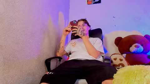 kevinperlas_ online show from February 21, 7:28 pm