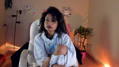 Snapshot of keyla_roberts_ chatting on February 16, 6:32 am Adhara. Help me reach 100 likes online show from February 16, 6:32 am