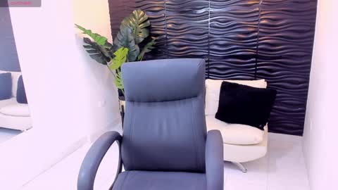 Snapshot of khloe_houston chatting on February 4, 11:06 pm Khloe online show from February 4, 11:06 pm