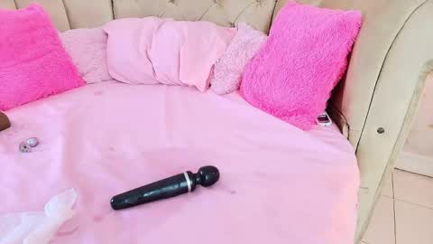 Khloe online show from April 11, 7:45 am