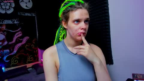 Snapshot of kiki_krash chatting on October 12, 10:19 am Kiki online show from October 12, 10:19 am