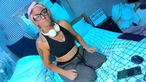 kikilovespartylights online show from October 19, 1:27 pm