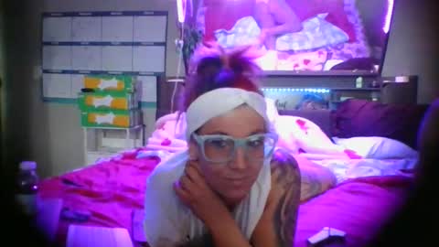 kikilovespartylights online show from March 9, 5:50 pm