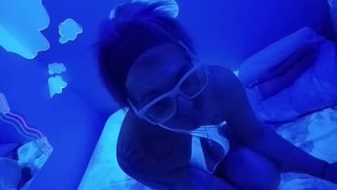 kikilovespartylights online show from March 1, 10:41 am