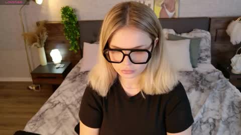 KimEvanss online show from May 22, 5:47 am