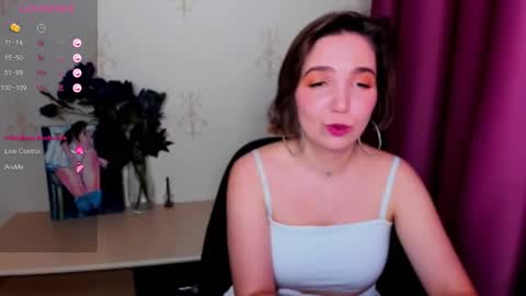 Snapshot of kindhazelhere_ chatting on October 4, 9:07 am Hazel online show from October 4, 9:07 am
