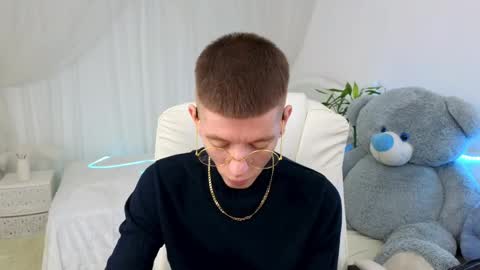 Snapshot of kireev_ chatting on March 12, 6:18 am online show from March 12, 6:18 am