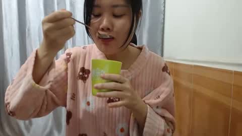 kitti_baby2x online show from November 7, 1:41 am