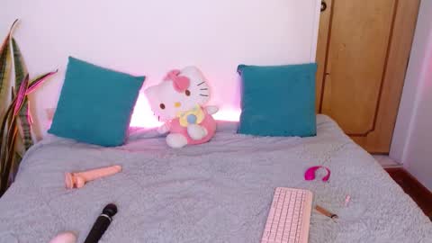 LAURA  help me reach 100likes online show from November 17, 3:14 pm