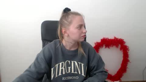Snapshot of klerkarina chatting on October 20, 7:35 am klerkarina online show from October 20, 7:35 am