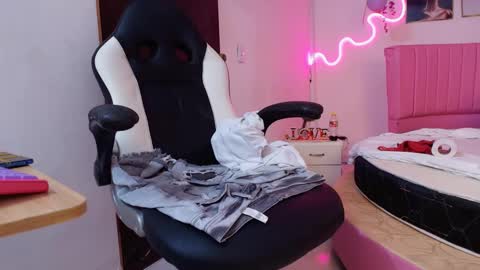 kloeandjhos online show from February 9, 7:59 am