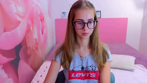 Snapshot of kristina_adel chatting on September 18, 6:50 am Kristina Adel online show from September 18, 6:50 am