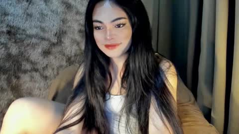 Snapshot of krystal_angel chatting on February 18, 12:05 am krystal_angel online show from February 18, 12:05 am