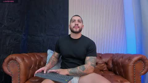 kylenorth_ online show from April 22, 9:33 pm