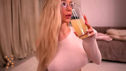 Kylie online show from May 28, 8:51 pm