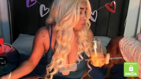 kylie white boobs online show from February 6, 8:55 pm