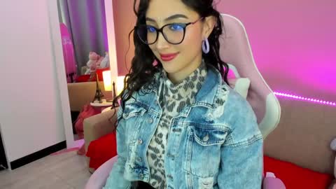 Snapshot of kymgiraldo8 chatting on January 12, 8:25 am Kym Giraldo online show from January 12, 8:25 am