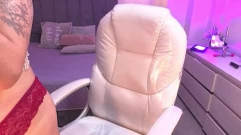  L A R A   online show from June 3, 8:03 pm