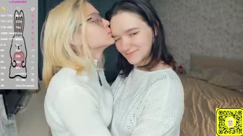Violet and Isabel online show from May 30, 7:34 pm