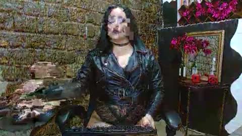 ladylunatikka online show from May 18, 10:05 pm