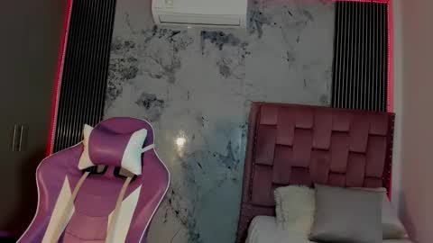Snapshot of laly_cherry_ chatting on September 30, 12:37 pm Laura online show from September 30, 12:37 pm