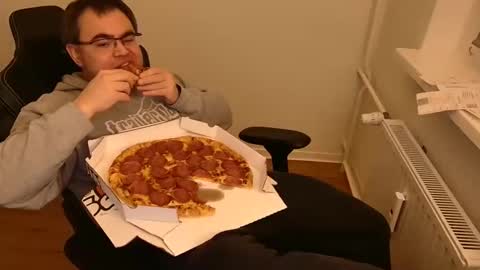 latexboy893 online show from February 13, 10:24 pm