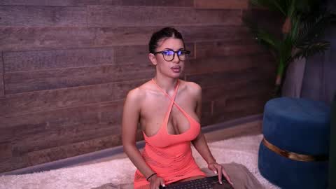 Latina online show from October 13, 5:15 pm