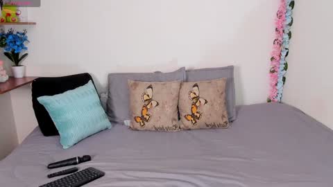 Snapshot of laura1__ chatting on February 8, 1:11 am laura1__ online show from February 8, 1:11 am