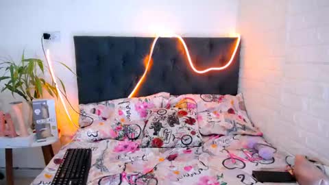 LAURA online show from May 8, 6:35 pm