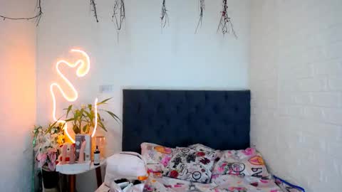 LAURA online show from March 21, 5:28 pm