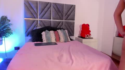 Snapshot of laura_dicardy chatting on September 22, 7:40 pm laura_dicardy online show from September 22, 7:40 pm